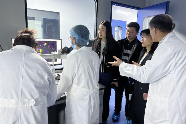 米教授为科协张主席讲解言鼎生物医疗CTC技术.jpg