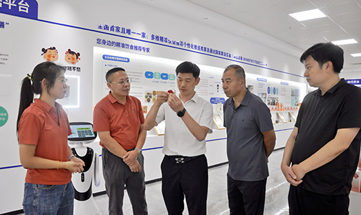 新疆和田地区考察团到访言鼎集团，共商大健康产业合作